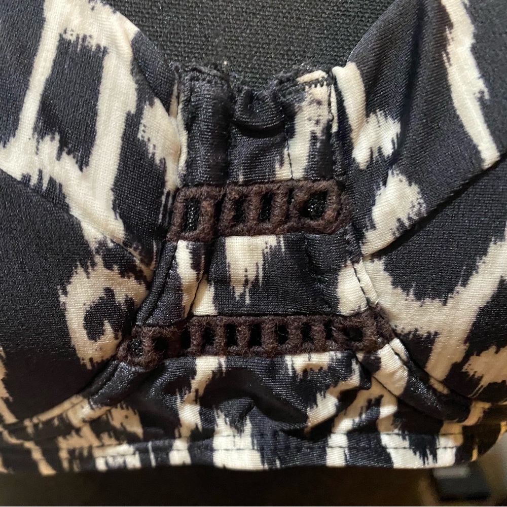M2 Chillies - Black & White Zebra Bikini Size 4. Padded Top - Clasp Closure - Picture 4 of 12